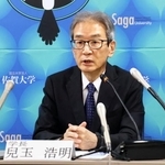 　記者会見する佐賀大の児玉浩明学長＝２７日午前、佐賀市