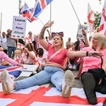 　英南東部ハートフォードシャーのホテル前で、難民申請者の立ち退きを求めるデモの参加者＝２２日（共同）