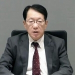 　オンラインで記者会見する三菱自動車の加藤隆雄社長＝２７日午後