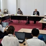 　訪日客対象の徴収金について、現時点での創設見送りを盛り込んだ提言をまとめた大阪府の有識者会議＝２７日午後、大阪府庁