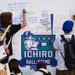 　イチローさんが米国野球殿堂入りしたことを祝い、設置された記念ボードにメッセージを書き込む人たち＝２７日、ほっともっと神戸