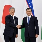 　ウズベキスタンのサイドフ外相（右）と握手する岩屋外相＝２７日、タシケント（共同）