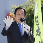 　２０２１年の衆院選で候補者の応援演説をする日本維新の会の石井章参院議員＝茨城県取手市