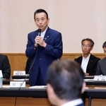　リニア中央新幹線工事に関する意見交換会で、あいさつする静岡県の鈴木康友知事＝２７日午後、静岡県庁