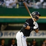　１回ロッテ２死満塁、安田が右前に先制の２点打を放つ＝ほっともっと神戸
