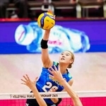 　１次リーグのセルビア戦でスパイクを放つ佐藤（２６）＝バンコク（Ｖｏｌｌｅｙｂａｌｌ　Ｗｏｒｌｄ提供）