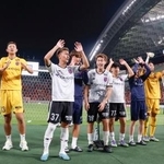 　浦和に逆転勝ちし、サポーターと喜びを分かち合うＦＣ東京の選手たち＝埼玉スタジアム