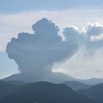 　噴煙を上げる霧島連山・新燃岳＝２８日午前７時３３分、鹿児島県霧島市から（無人定点カメラで撮影）