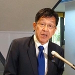 　臨時の記者会見をする松本尚外務政務官＝２８日午前、外務省