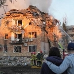 　ロシア軍の攻撃により破壊された建物で活動する消防関係者＝２８日、ウクライナの首都キーウ（ＡＰ＝共同）