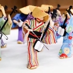 　そうけ島靖子さんが手作りした、「おわら風の盆」の踊り手らをかたどった人形