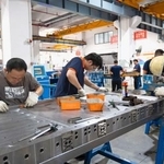 　中国広東省仏山市の工場で働く労働者＝７月（共同）