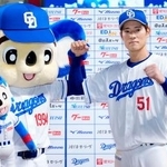 　ヤクルトに勝利し、ポーズをとる中日・上林＝バンテリンドーム