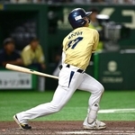 　三菱重工Ｅａｓｔ戦の９回、ＮＴＴ西日本・北條が２ランを放つ＝東京ドーム