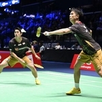 　男子ダブルス３回戦でプレーする保木卓朗（左）、小林優吾組＝パリ（共同）
