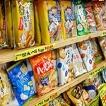 　スーパーの店頭に並ぶ菓子類＝東京都練馬区のアキダイ関町本店