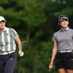 　第１ラウンド、２アンダーで３１位の岩井明愛（左）と岩井千怜＝ＴＰＣボストン（共同）