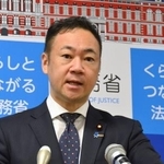 　閣議後に記者会見する鈴木法相＝２９日午前、法務省