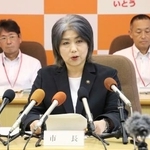 　定例記者会見をする静岡県伊東市の田久保真紀市長＝２９日午前、伊東市役所