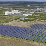 　北海道釧路市に設置された太陽光パネル＝６月（ドローンから）