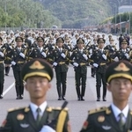 　抗日戦争勝利８０周年を記念する軍事パレードに向け訓練する中国軍兵士ら＝２０日、北京
