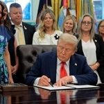 　アフガニスタン・カブールの自爆テロで死亡した米兵を追悼する布告に署名するトランプ大統領＝２５日、ワシントン（ゲッティ＝共同）