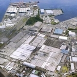 　日産自動車の追浜工場（手前）＝５月、神奈川県横須賀市