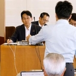 　福井県議会の全員協議会で質問を聞く、関西電力の水田仁原子力事業本部長（左）＝２９日午後