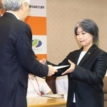 　地元記者クラブから要請書を受け取る、静岡県伊東市の田久保真紀市長＝２９日午前、伊東市役所