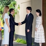 　エクアドルのノボア大統領と握手される秋篠宮さま＝２９日午前、東京・元赤坂の赤坂御用地（宮内庁提供）