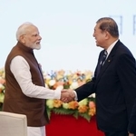 　日印経済フォーラムで握手する石破首相（右）とインドのモディ首相＝２９日午後、東京都千代田区