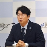 　記者会見する、台風の情報発信を見直す気象庁有識者検討会座長の筆保弘徳氏＝２９日午後、気象庁