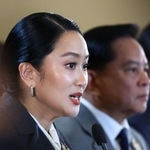 　タイの憲法裁判所による解職命令を受け、記者会見するペートンタン首相＝２９日、バンコク（ロイター＝共同）