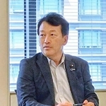 　記者団の取材に応じる笹川博義農水副大臣＝２９日、国会