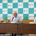 　長野県須坂市のふるさと納税の返礼品が偽装された問題を巡り、記者会見する第三者委員会＝２９日午後、須坂市役所