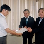 　「特区民泊」制度の廃止を求める要望書を大阪市の担当者（左）に提出する、大阪府内の旅館やホテルなどが加盟する団体＝２９日午後、大阪市福島区