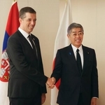 　セルビアのジューリッチ外相（左）と握手する岩屋外相＝２９日午前、外務省