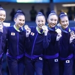 　新体操世界選手権の団体総合で初優勝を果たした日本代表の（左から）花村夏実、三好初音、鈴木歩佳、田口久乃、西本愛実、稲木李菜子＝２３日、リオデジャネイロ