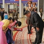 　戦死した北朝鮮兵の遺族と面会する金正恩朝鮮労働党総書記（手前右）＝２９日、平壌（朝鮮中央通信＝共同）