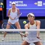 　女子ダブルス１回戦でプレーする柴原瑛菜（手前）、マグダ・リネッテ組＝ニューヨーク（共同）