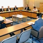 　静岡県伊東市議会が開いた、田久保真紀市長への不信任決議案の取り扱いを協議する議会運営委員会＝３０日午前