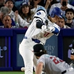　ダイヤモンドバックス戦の３回、一塁内野安打を放つドジャース・大谷＝ロサンゼルス（共同）