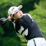 　第３日、６番でティーショットを放つ後藤未有。通算１０アンダーで首位＝北海道ＣＣ