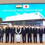 　宮城県大和町の東京エレクトロンの工場を視察し記念写真に納まる石破首相（中央右）とインドのモディ首相（同左）ら＝３０日午後