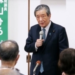 　鹿児島県鹿屋市で講演する自民党の森山幹事長＝３０日午後