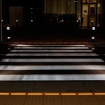 　横断歩道の手前や両脇の地面にＬＥＤが埋め込まれた「埋込型信号」＝７月、大阪府守口市