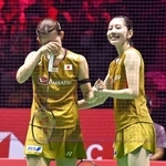　女子ダブルス準決勝で敗退した志田千陽（右）、松山奈未組＝パリ（共同）