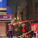 　火災があった現場付近＝３０日夜、横浜市中区