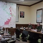 　３０日、ウクライナ侵攻の春から夏にかけての戦況を報告するロシア軍のゲラシモフ参謀総長（右列中央）（ロシア国防省提供、共同）