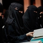 　アフガニスタンの首都カブールで宗教学の授業を受ける少女たち＝５月（ＡＰ＝共同）